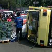 Truk Muat Buku Terguling, Lalin Ngagel Macet