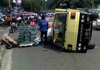 Truk Bermuatan Buku Terguling