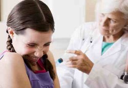 Jangan Palingkan Muka Agar Tak Sakit Saat Disuntik