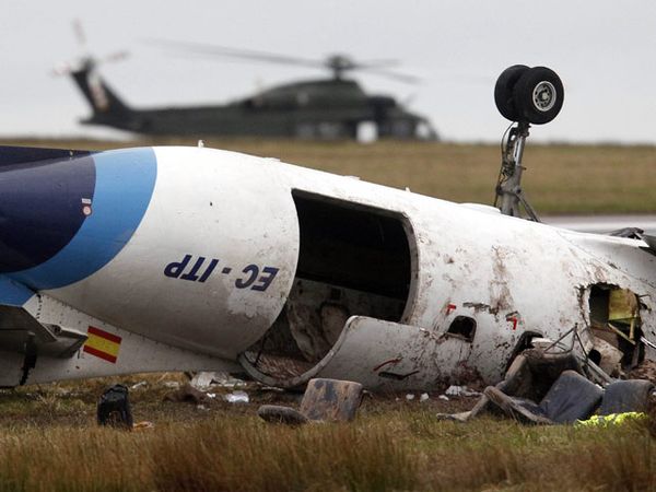 Pesawat Terbalik 6 Orang Tewas