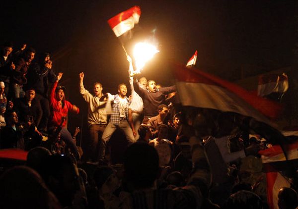 Demonstran Mesir Berpesta