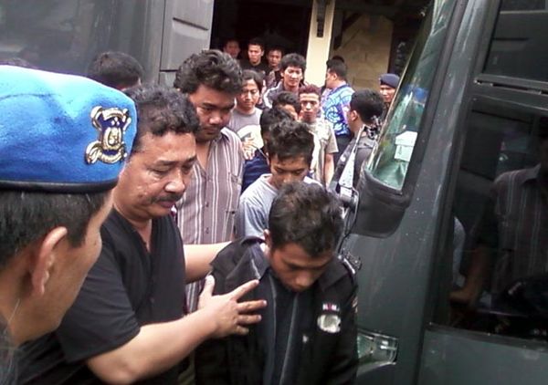 Tersangka Rusuh Temanggung Dibawa ke Polda Jateng 