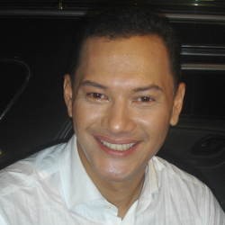 Perempuan Misterius Menangis Terisak di Pusara Adjie Massaid