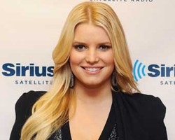 Jessica Simpson Merancang Busana Prom Night