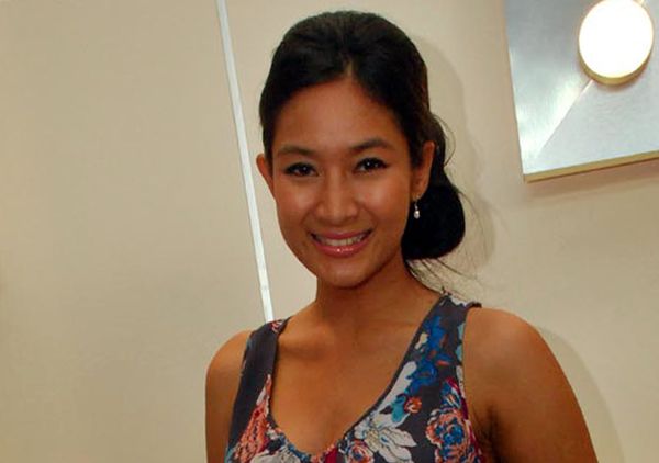 Happy Salma Berbusana Corak Bunga