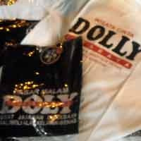 Berburu Kaos Dolly di Taman Bungkul