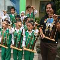 Tim Kreatif Upin & Ipin Main Angklung
