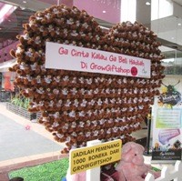 Cantiknya Monumen Hati dari Boneka Teddy Bear