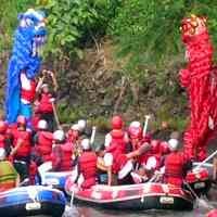 Rayakan Valentine Sambil Rafting, Berani?