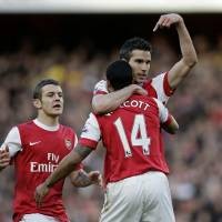 Sepasang Gol Van Persie Menangkan Arsenal