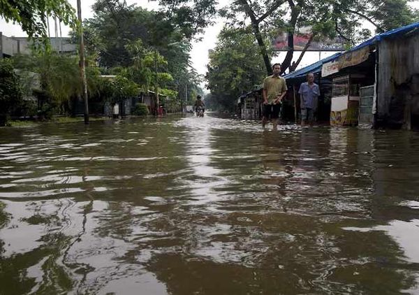 Hujan, Depan PN Jaktim Tergenang Hujan, Depan PN Jaktim Tergenang