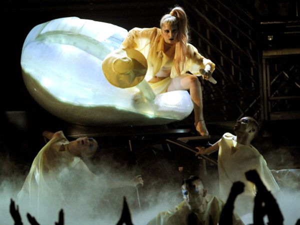 Lady Gaga dalam Telur Raksasa