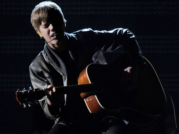 Aksi Justin Bieber di Grammy Awards 2011