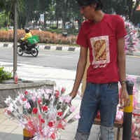 Pedagang Bunga Kasih Sayang Bertebaran di Jalanan Surabaya