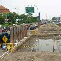 Bekas Rel Trem Diungkit, Proyek Fly Over Diponegoro Terbengkelai