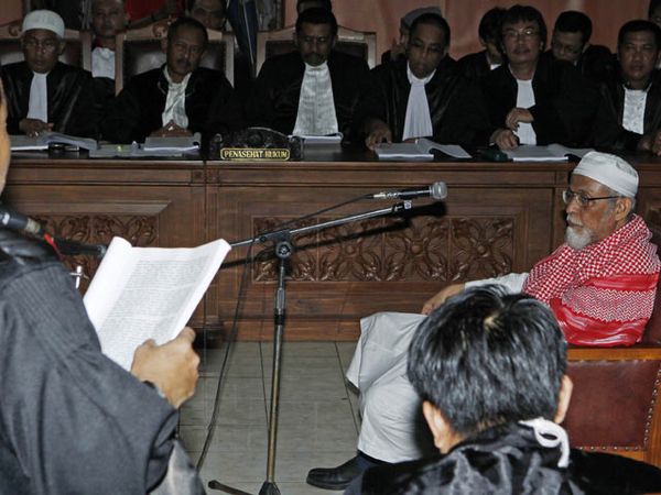 Baasyir Hadapi Dakwaan