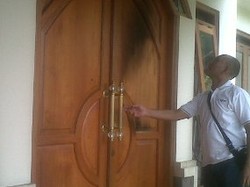 Rumah Pemimpin Umum Koran Bali Tribun Di-molotov