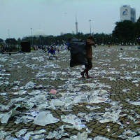 Usai Acara Maulid, Kertas Koran pun Penuhi Silang Monas