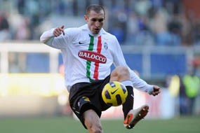 Chiellini Tetap jadi Bek Kiri