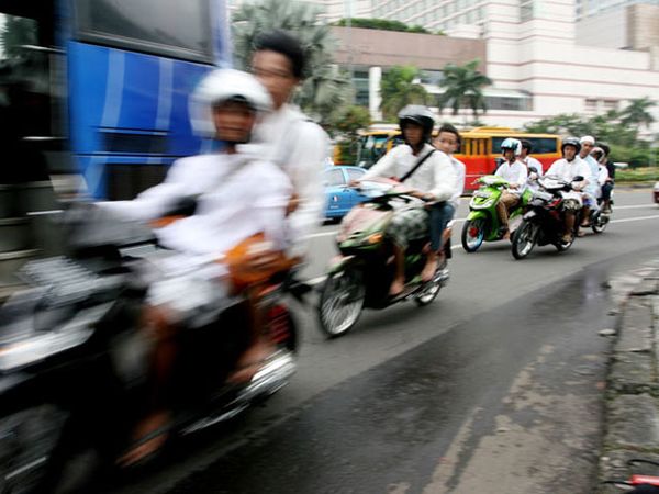 Bersorban, Berkendara Tanpa Helm