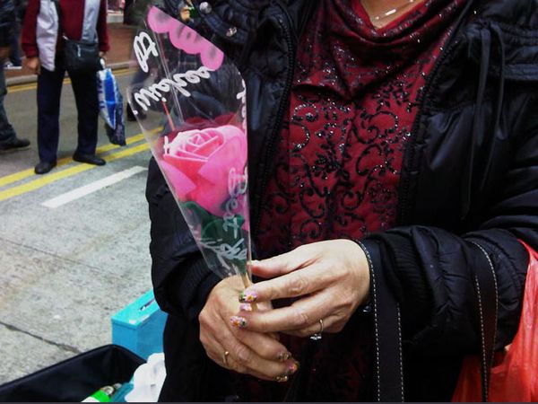 Bunga Lilin di Hari Valentine dari Pria Cacat