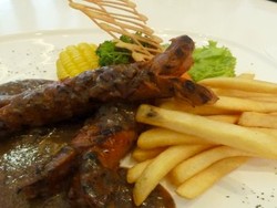 Yuk, Ngemil Sosis Lada Hitam Plus Hot Choco Lezat!