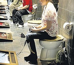 EA: 7% Gamer Bermain di Toilet