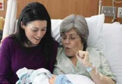 Pinjamkan Rahim untuk Anaknya, Nenek 61 Tahun Lahirkan Cucunya