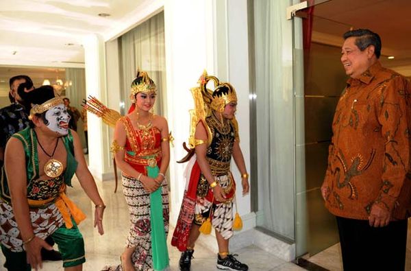 SBY Terima Wayang Orang Indonesia Pusaka