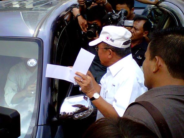 JK Bagikan Stiker Keselamatan Berkendara