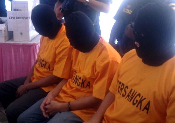 Bea Cukai Bekuk Sindikat Pemalsu Pita Cukai