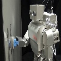 Robot Fujitsu Bersihkan Papan Tulis  