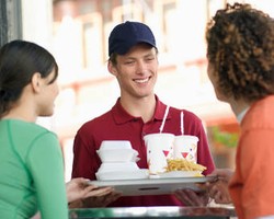 Ingin Diet, Jangan Sering Makan di Restoran