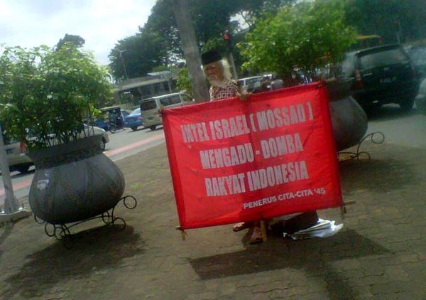 Demo Tunggal Kakek Misterius di Bundaran HI