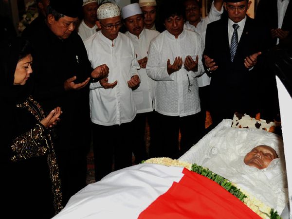 SBY Melayat Bustanil Arifin