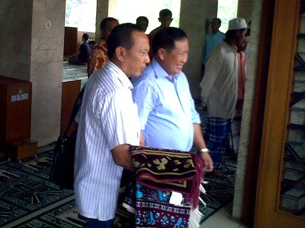 Susno Duadji Salat Jumat di Puri Cinere