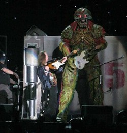 Konser Spektakuler Iron Maiden Guncang Jakarta