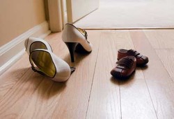 Bila Sepatu Tetap Dipakai di Dalam Rumah