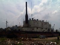 PLTD Apung Parkir di Pusat Kota
