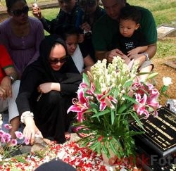 Angelina Sondakh Teruskan Tulis Buku Mendiang Suami