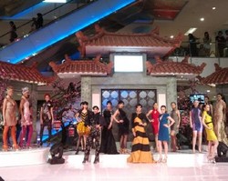 Modifikasi Cheongsam di Enchanting Blossom Fashion Parade 