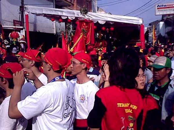 Warga Tonton Pawai Cap Go Meh