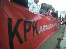 Protes Pemanggilan Mega, Demonstran Tutup Pintu Masuk KPK