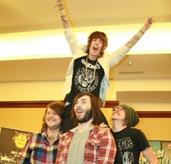 Never Shout Never Lebih Enjoy Main Musik Metal