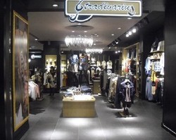 Dituduh Nyontek, Stradivarius Tarik T-Shirts dari Toko