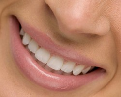 Putihkan Gigi dengan Pasta Gigi Busa Biru