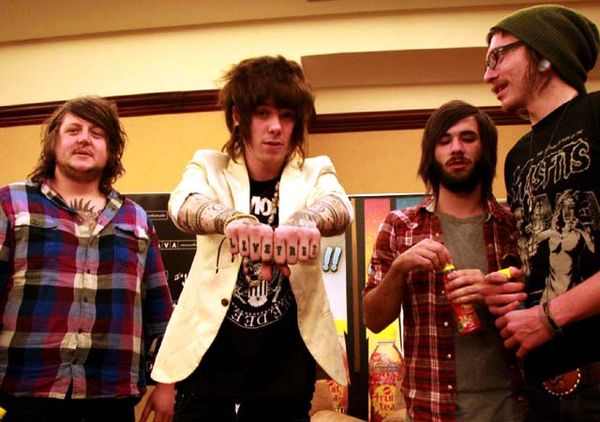 Aksi Foto Never Shout Never