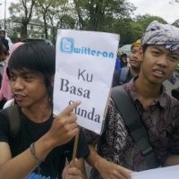 Ulah Isin Twitteran Ngangge Bahasa Sunda