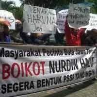 Suporter Surabaya Demo PSSI di Kantor KONI Jatim