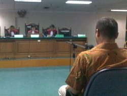 Ari Muladi Duduk di Kursi Pesakitan Pengadilan Tipikor
